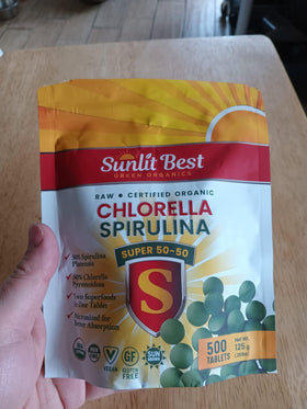 Tablettes Chlorella Spirulina 50/50 Sunlit sur une table en bois