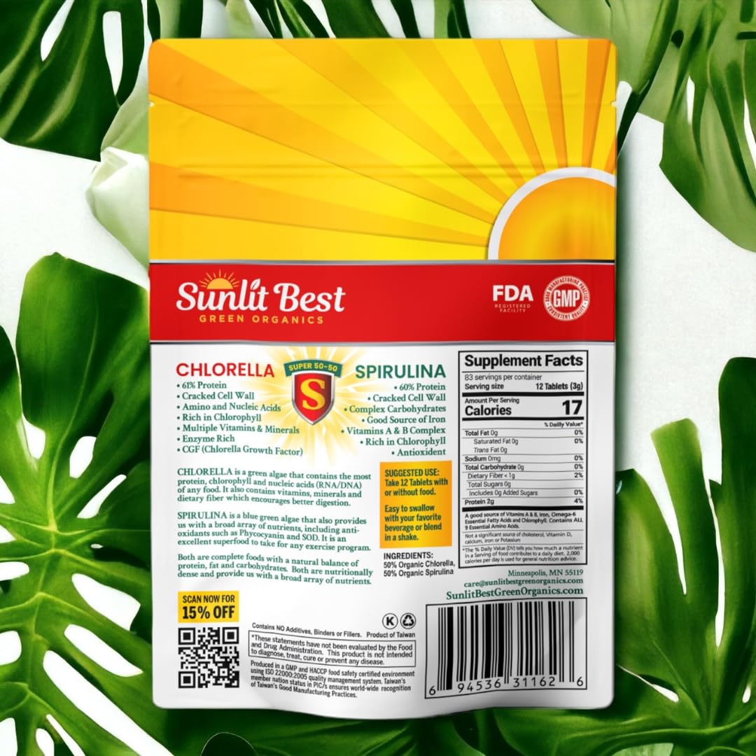 Tablettes Chlorella Spirulina Sunlit dans une main