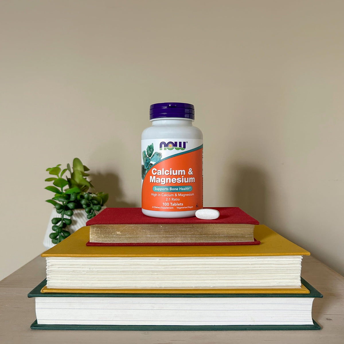Tablettes de Calcium et Magnésium NOW dans une main