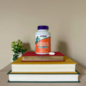 Tablettes de Calcium et Magnésium NOW dans une main