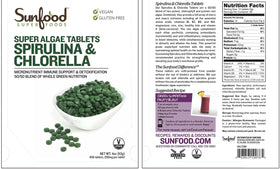 Tablettes de chlorella et spirulina Sunfood Superfoods dans un bol avec des ingrédients naturels