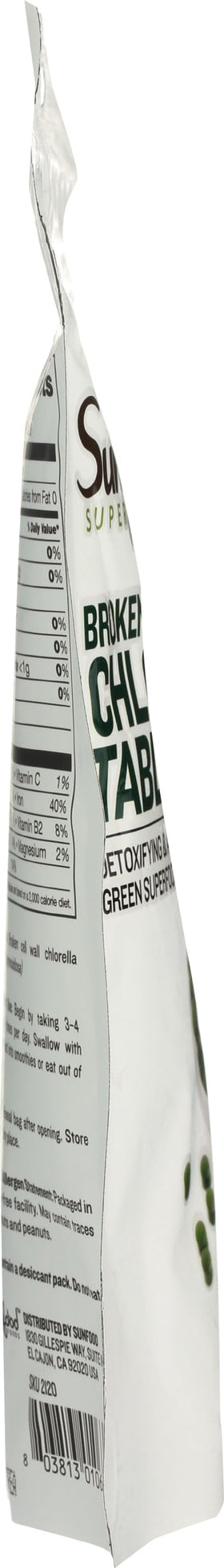 Tablettes de chlorella Sunfood dans une main