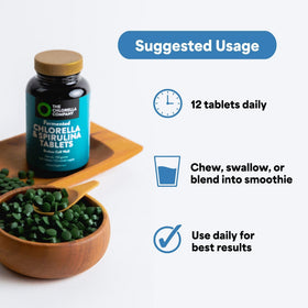 Tablettes de Chlorelle Fermentée et Spiruline ajoutées à un smoothie