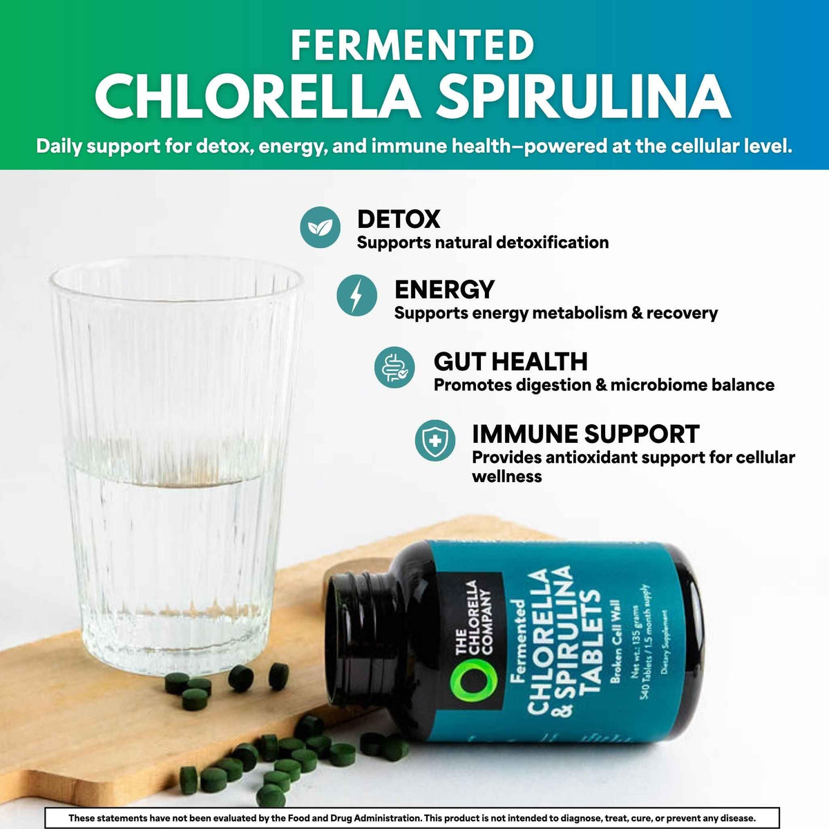 Tablettes de Chlorelle Fermentée et Spiruline dans un verre d'eau