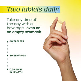 Tablettes de multivitamine avancée MegaFood sur une table en bois