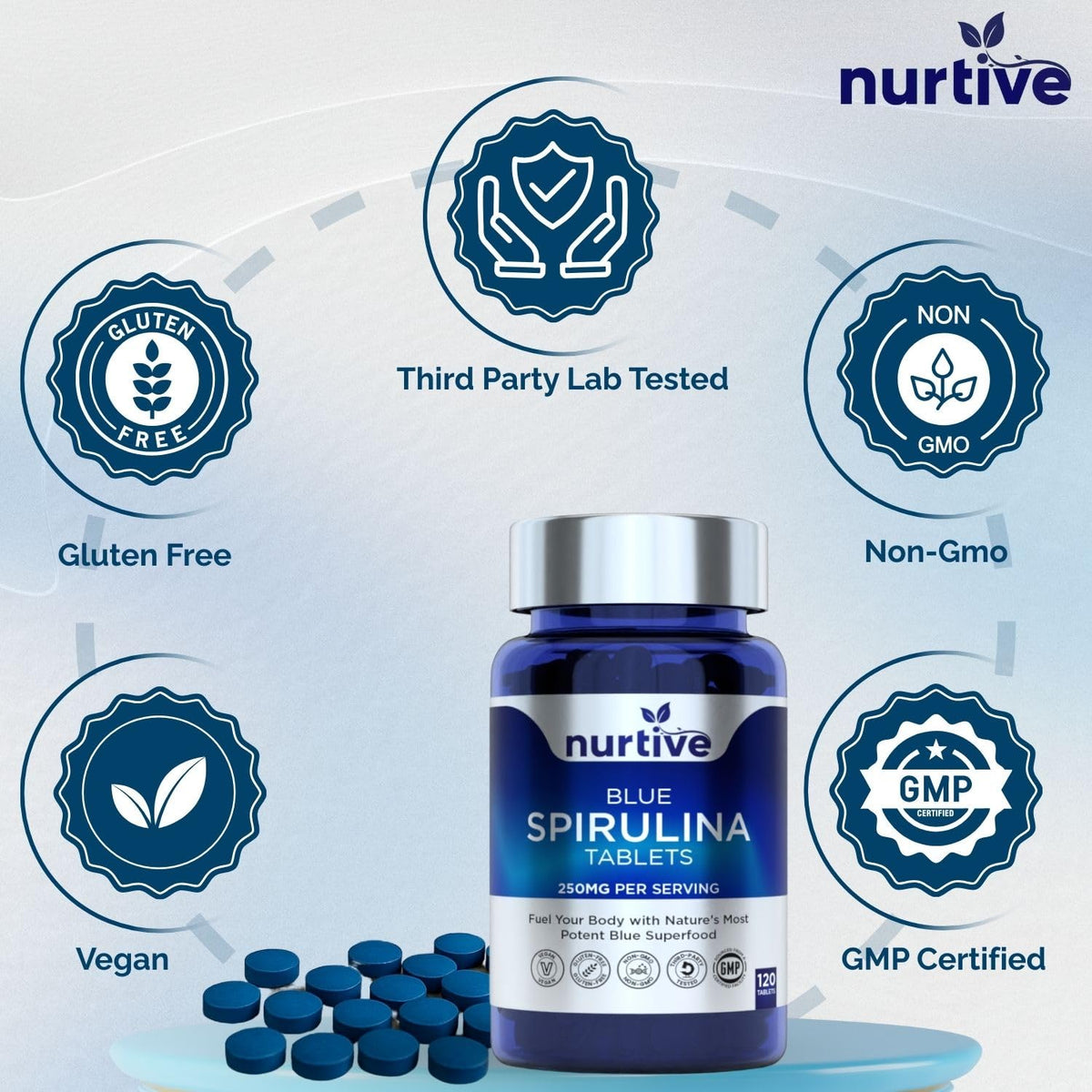 Tablettes de spiruline bleue posées sur une surface en bois