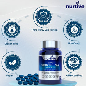 Tablettes de spiruline bleue posées sur une surface en bois