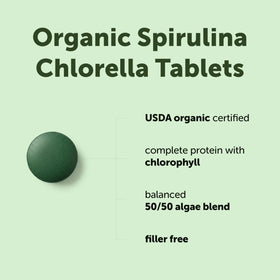 Tablettes de Spiruline Chlorella Bio sur fond blanc