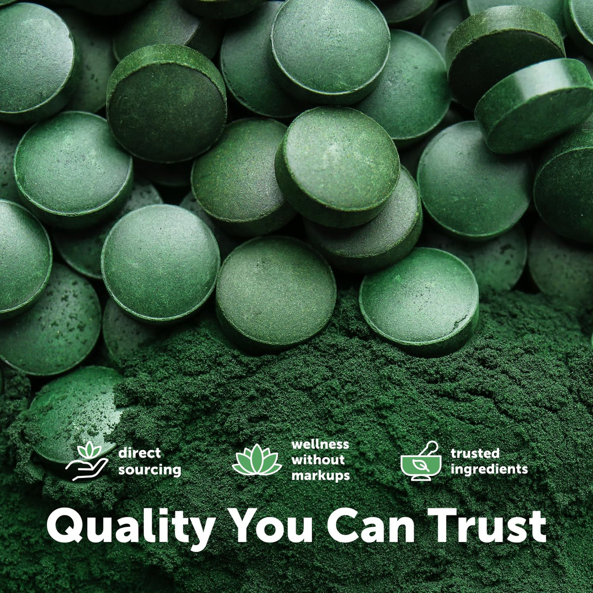 Tablettes de Spiruline et Chlorella sur un fond naturel