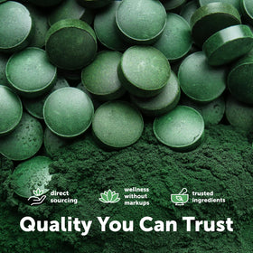 Tablettes de Spiruline et Chlorella sur un fond naturel