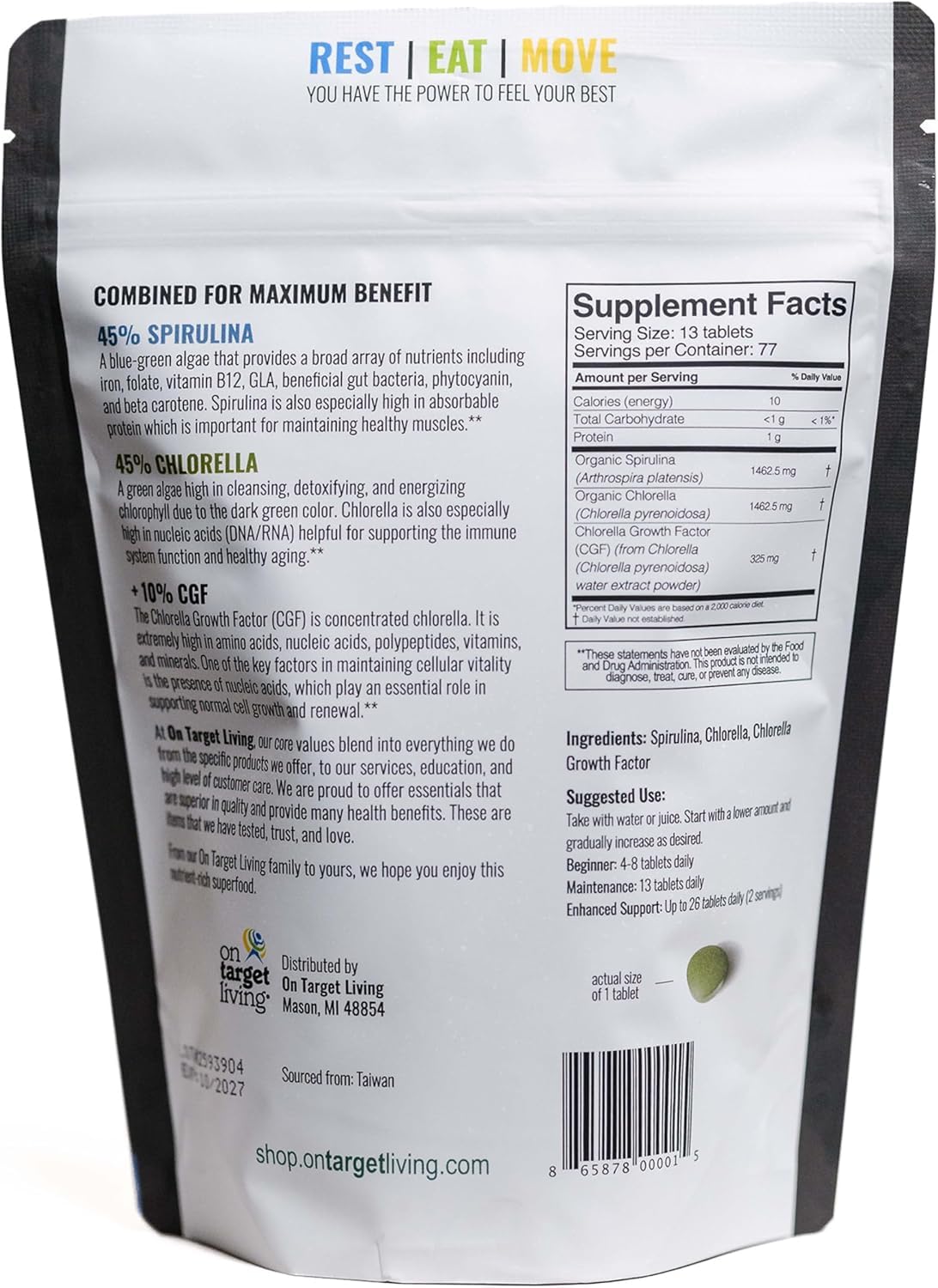 Tablettes de Spiruline et Chlorelle dans un verre d'eau