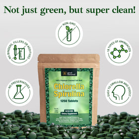 Tablettes de spiruline et chlorelle Good Natured sur une surface en bois