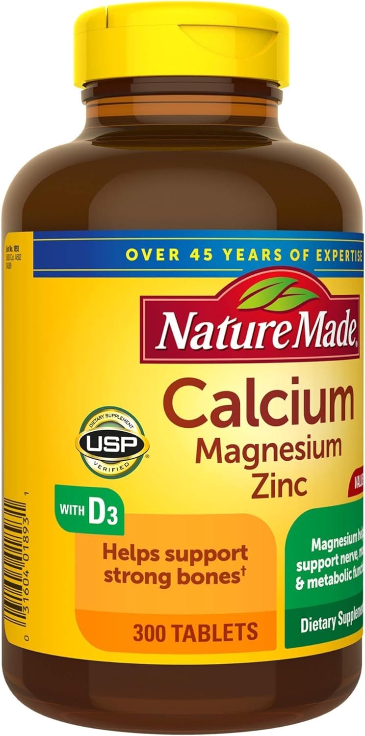 Tablettes Nature Made Calcium, Magnésium & Zinc dans une main