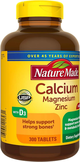 Tablettes Nature Made Calcium, Magnésium & Zinc dans une main