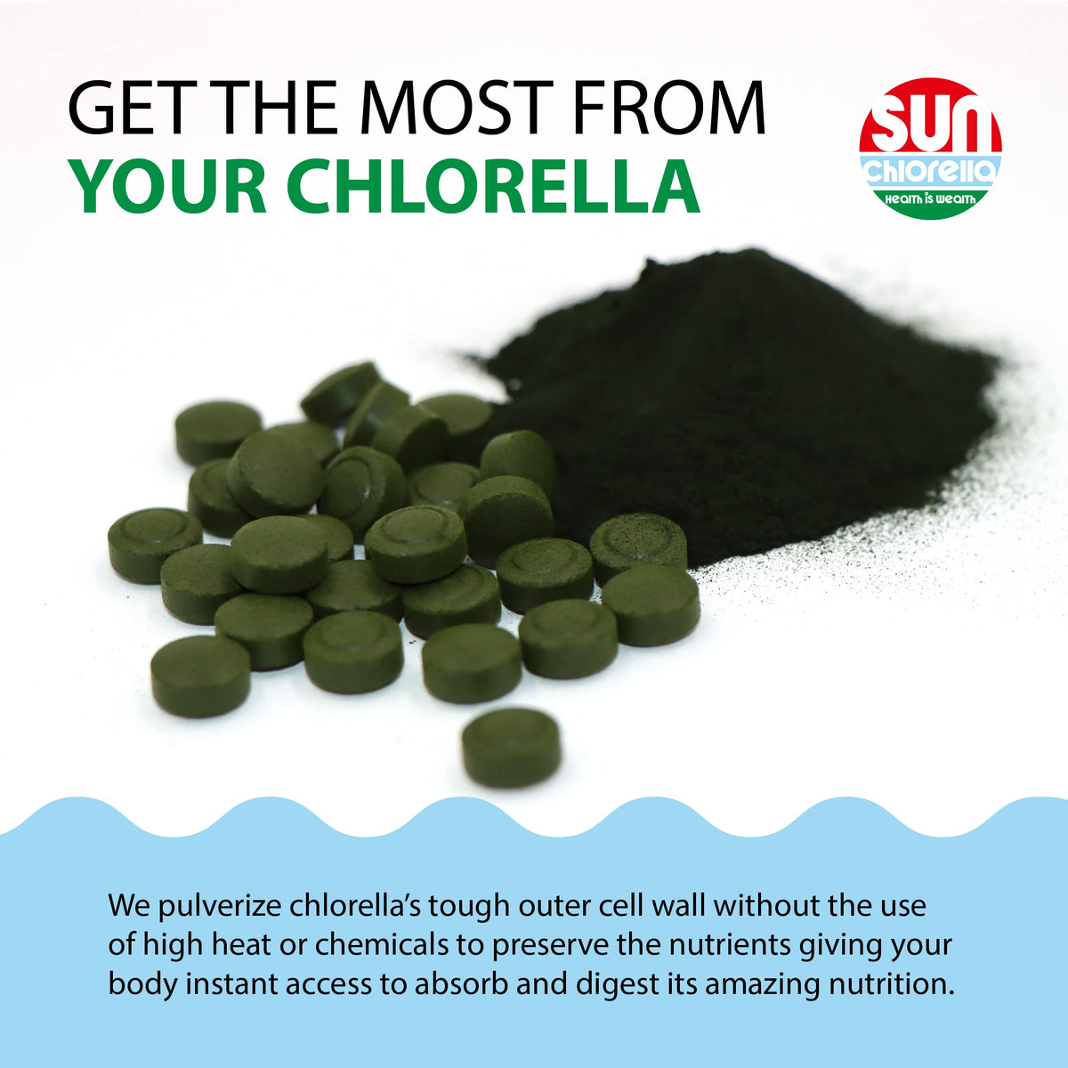 Tablettes Sun Chlorella dans une main pour échelle