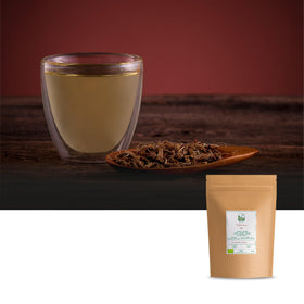 Tasse d'infusion de racine de valériane avec des feuilles