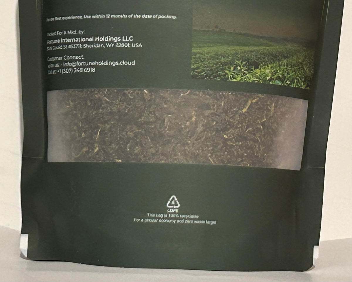 Tasse de thé vert Assam avec des feuilles visibles