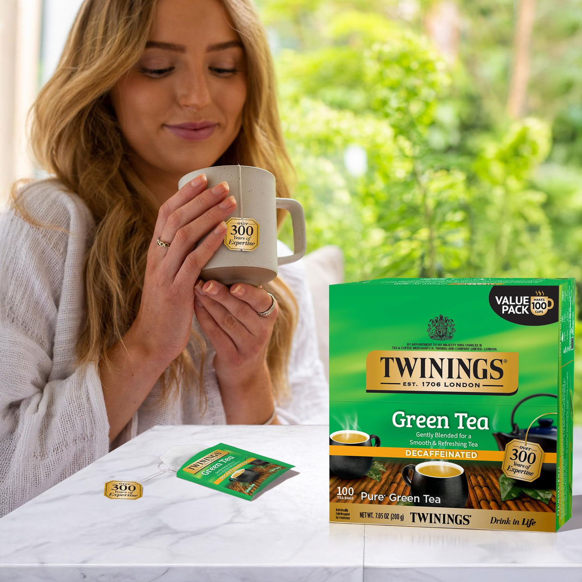 Tasse de thé vert décaféiné Twinings avec couleur jaune miel