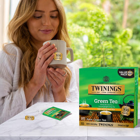 Tasse de thé vert décaféiné Twinings avec couleur jaune miel