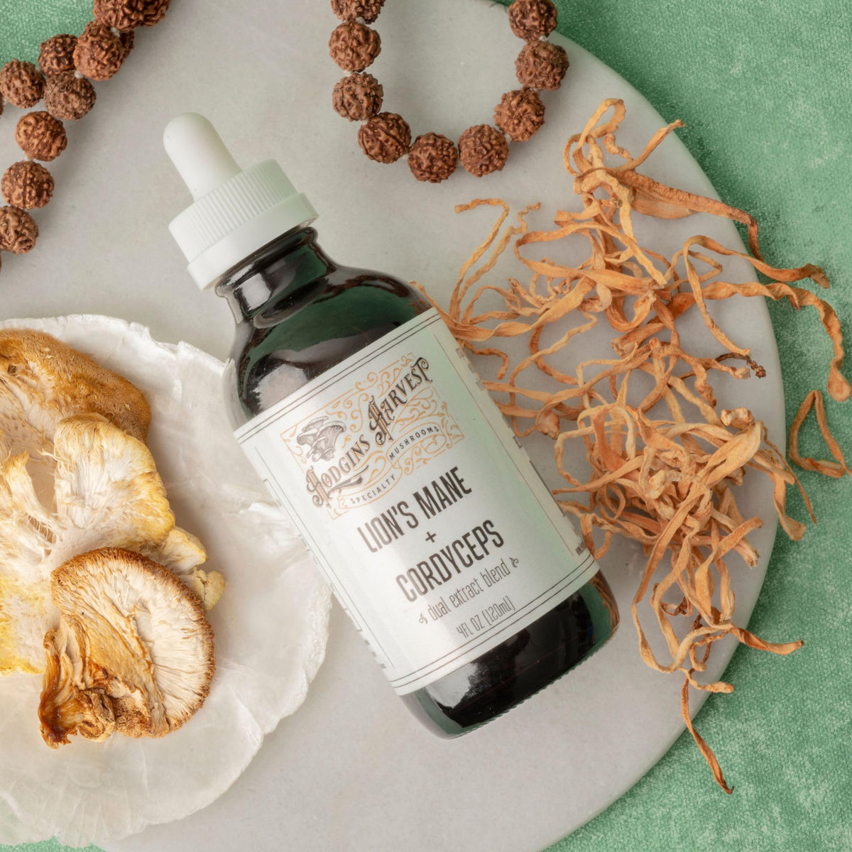 Teinture Lion's Mane et Cordyceps Hodgins Harvest sur une table en bois