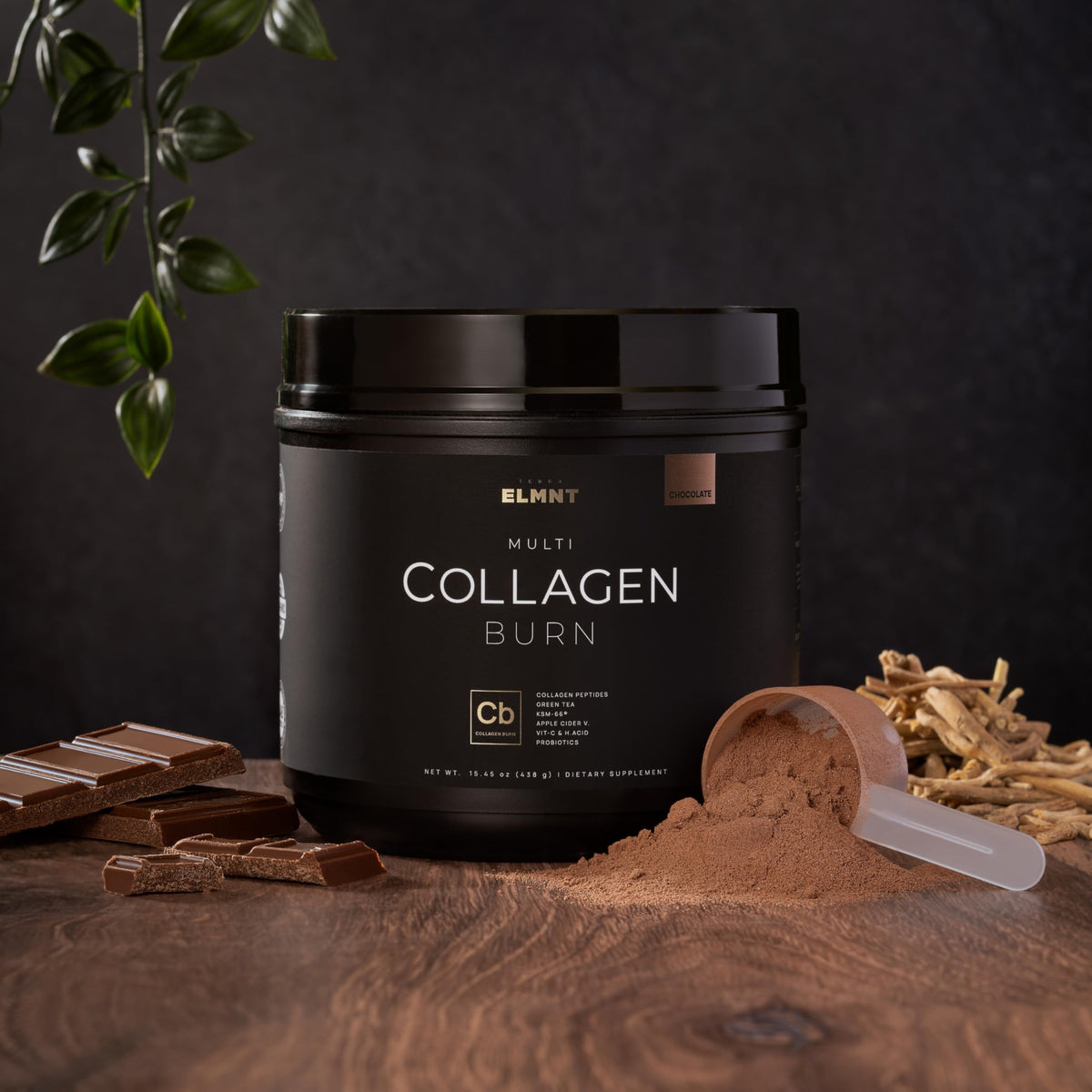 TERRA ELMNT Poudre de Collagène au Chocolat 540g mélange dans un verre