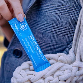 Terra Health Essentials Solusticks Gut sur une table avec d'autres compléments