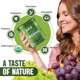 Terra Kai Organics Juce Sports Greens 390g - Berry en poudre dans un verre
