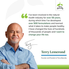 Terry Naturally Boswellia Plus, gélules à côté d'un verre d'eau