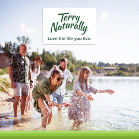 Terry Naturally Complément Alimentaire Enfant 60 Capsules avec une main tenant une capsule