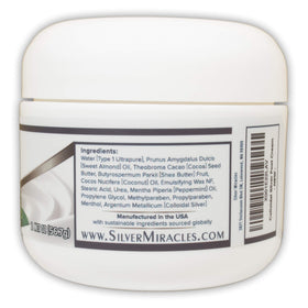 Texture de la crème pour les pieds Silver Miracles sur le doigt