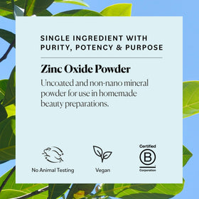 Texture de la poudre d'oxyde de zinc Sky Organics 470g sur une surface blanche