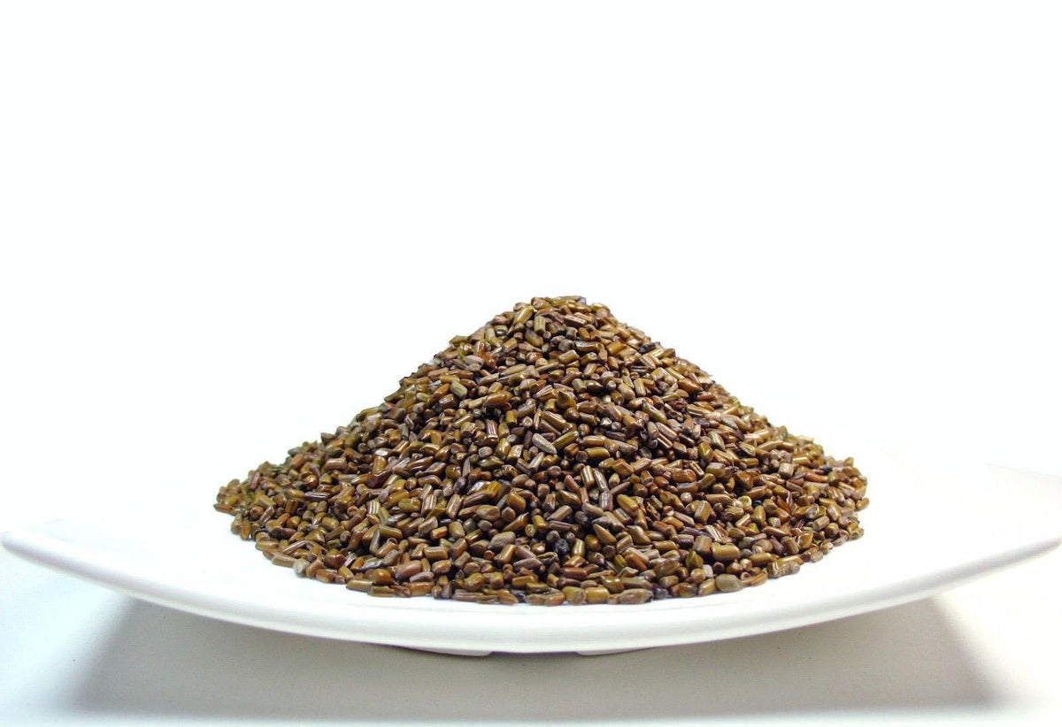 Thé de cassia Greenhilltea dans une tasse avec des graines à côté