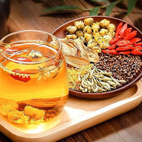 Thé détox hépatique SHAOMABA infusé dans une tasse