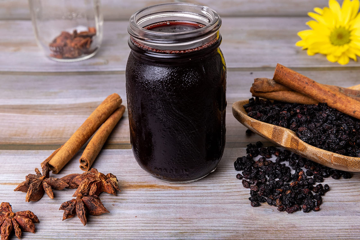 Thé infusé avec des baies de sureau dans une tasse