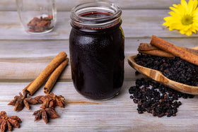 Thé infusé avec des baies de sureau dans une tasse