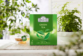 Thé Vert Ahmad Tea en tasse avec une tranche de citron