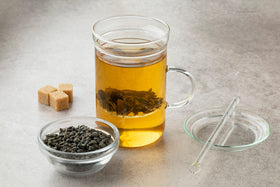 Thé vert gunpowder bio U.S. Wellness Naturals avec des tasses