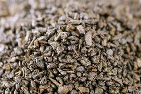 Thé vert gunpowder bio U.S. Wellness Naturals infusion dans une tasse