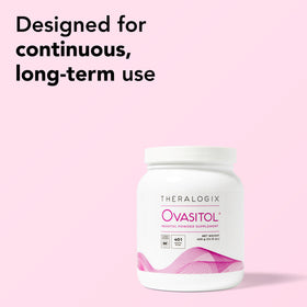 Theralogix Ovasitol Canister sur une table avec un verre d'eau