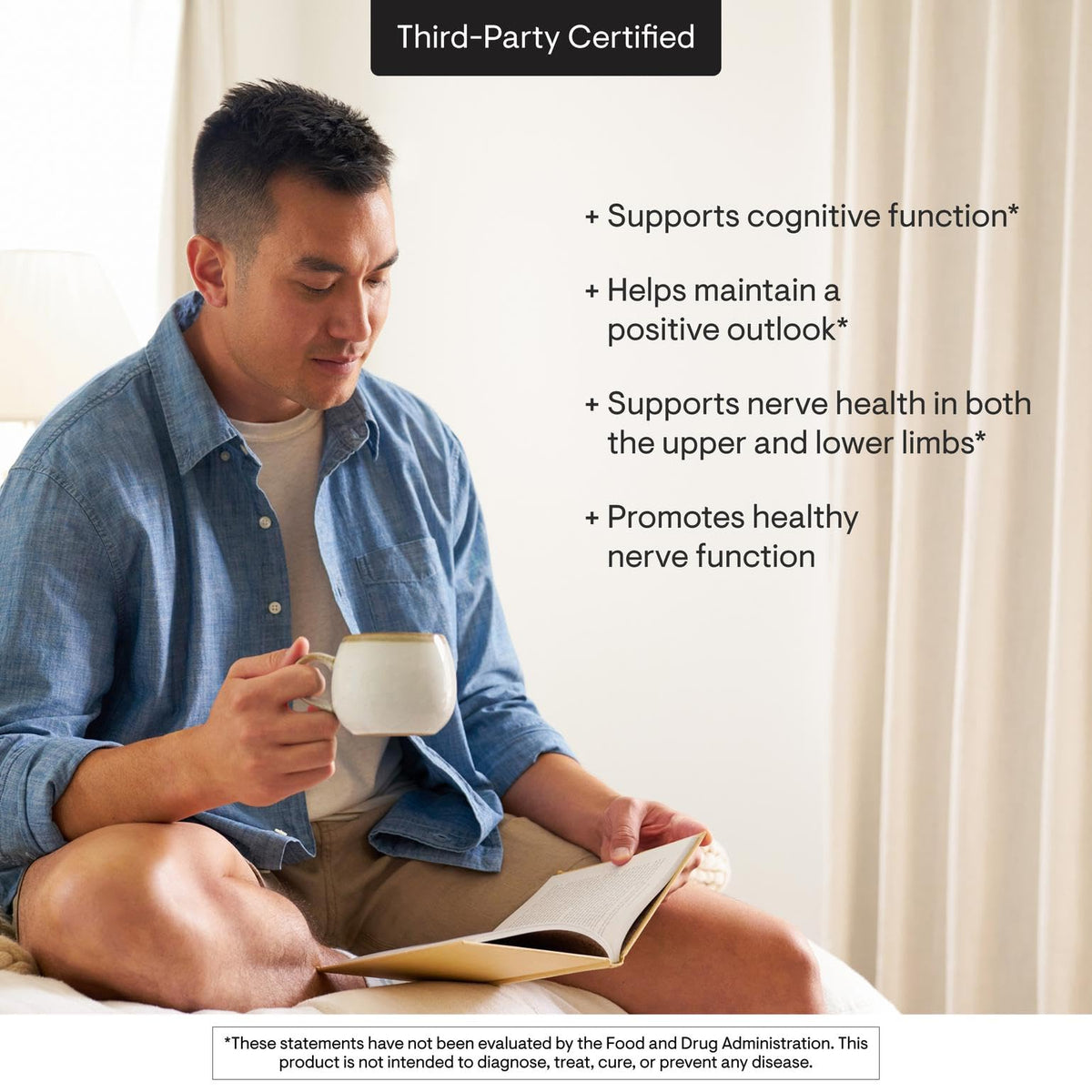 THORNE Acétyl-L-Carnitine 500 mg capsules à côté d'un verre d'eau