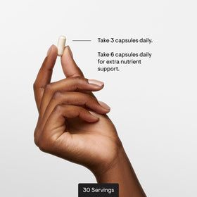 THORNE Multivitamines Femmes 50+ gélules avec une tasse de thé