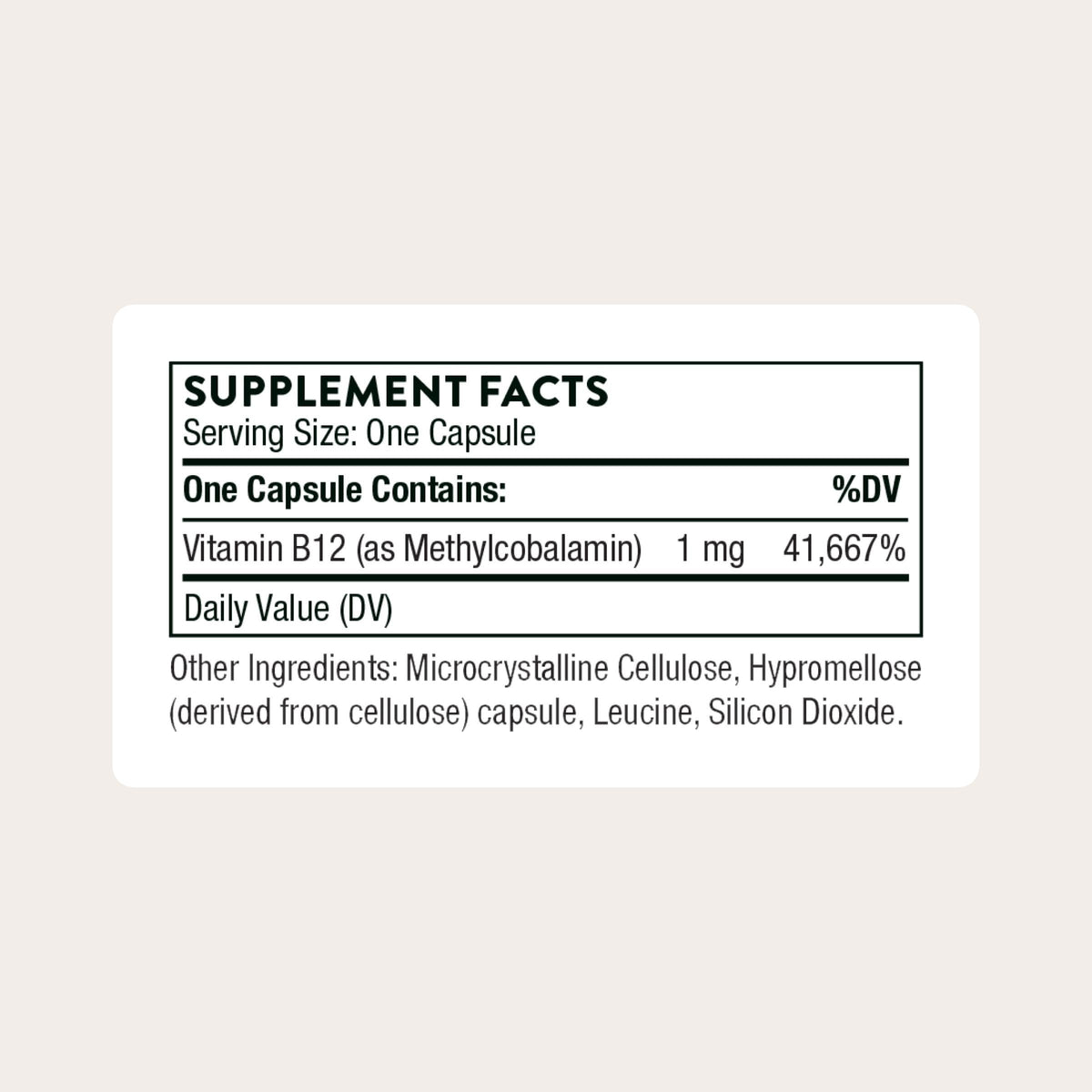THORNE Vitamine B12 60 capsules à côté d'un verre d'eau