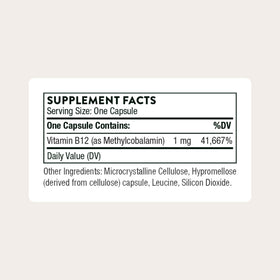 THORNE Vitamine B12 60 capsules à côté d'un verre d'eau