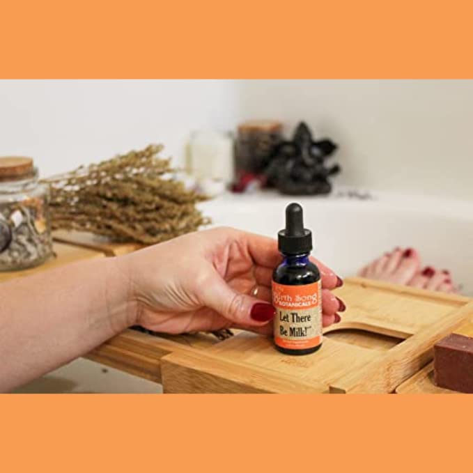 Tincture d'Herbes Birth Song Botanicals avec une cuillère doseuse en bois