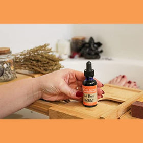 Tincture d'Herbes Birth Song Botanicals avec une cuillère doseuse en bois