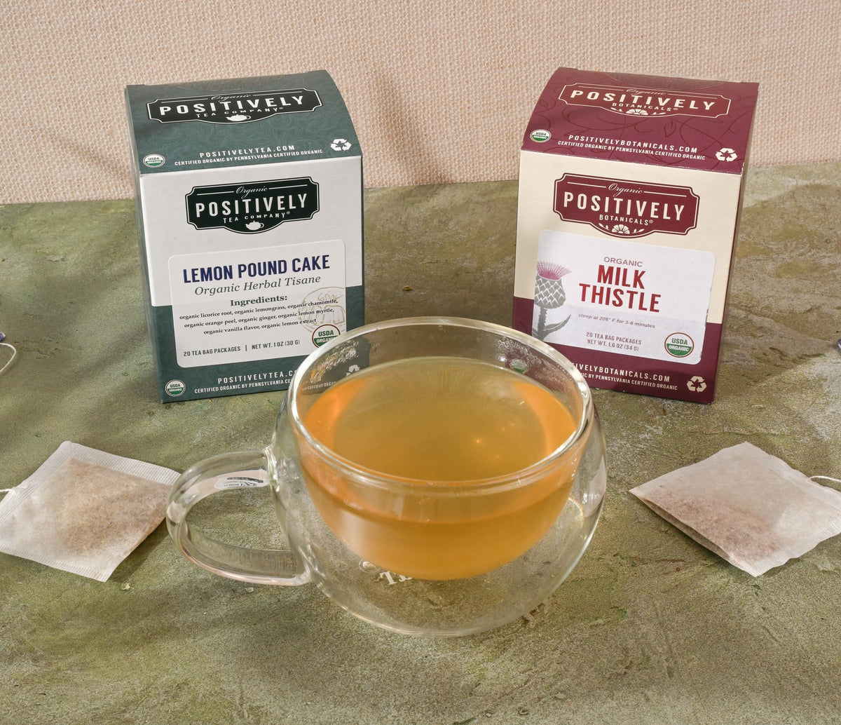 Tisane de chardon-marie dans une tasse avec un fond naturel