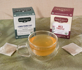 Tisane de chardon-marie dans une tasse avec un fond naturel