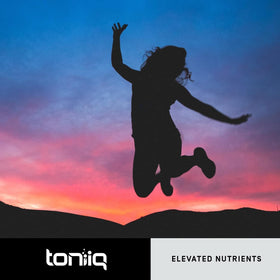 Toniiq NAC 1300mg capsules dans une main