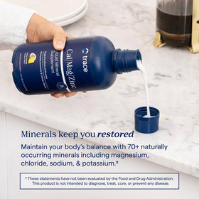 Trace Minerals Calcium Magnésium Zinc liquide en situation de consommation