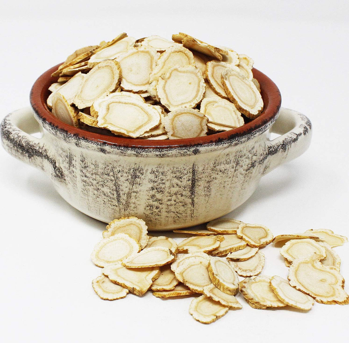 Tranches de ginseng américain DABC OAK LAND sur une planche en bois